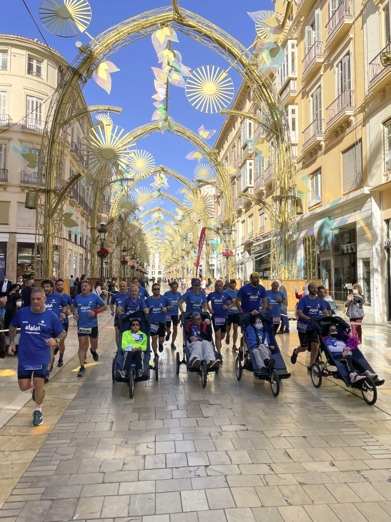 5 Equipo Zurich Aefat en Maratón Málaga 2021 calle Larios