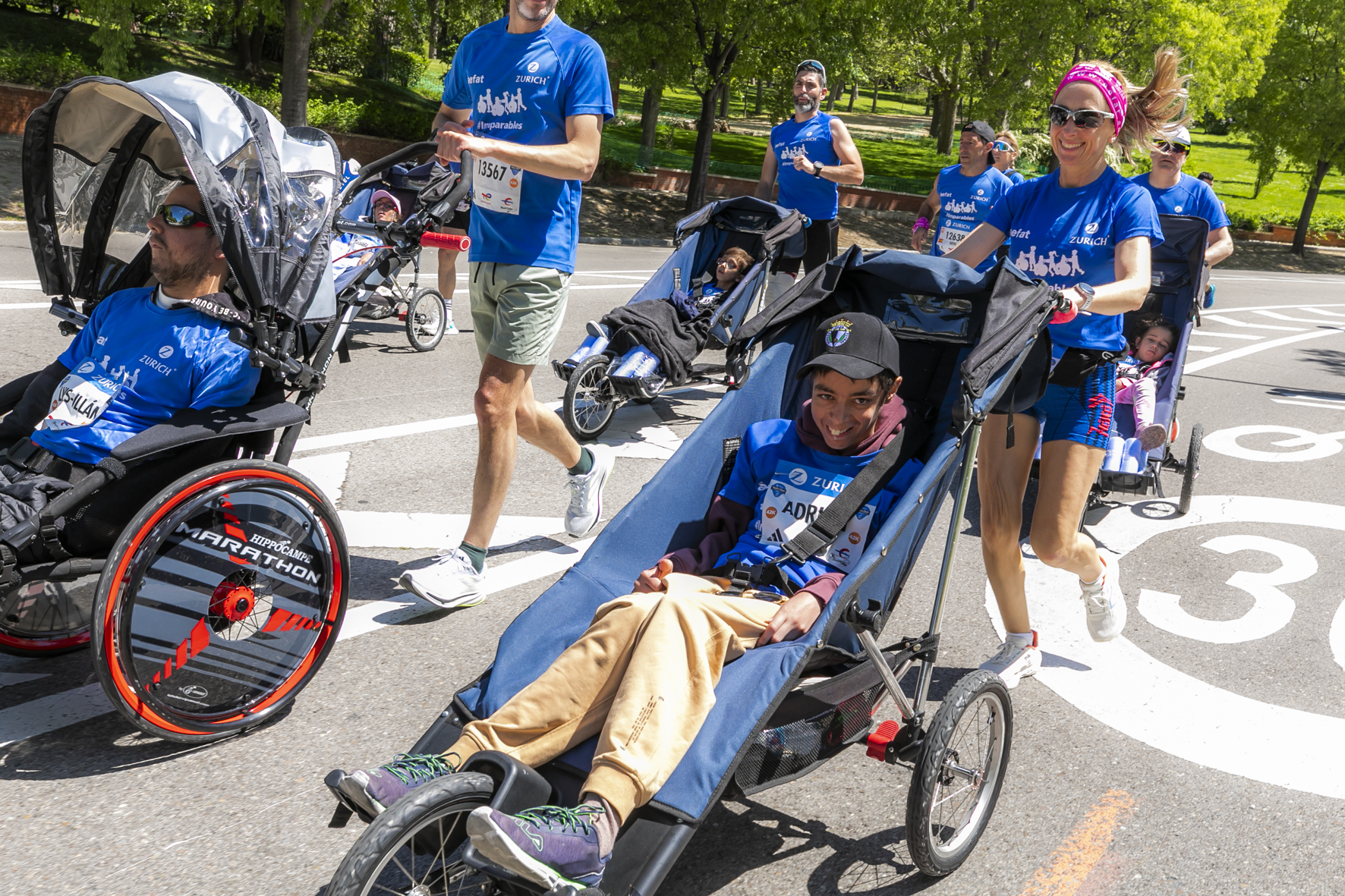 Adrián_con_Equipo_Zurich_Aefat_en_Maratón_Madrid_2025.jpg