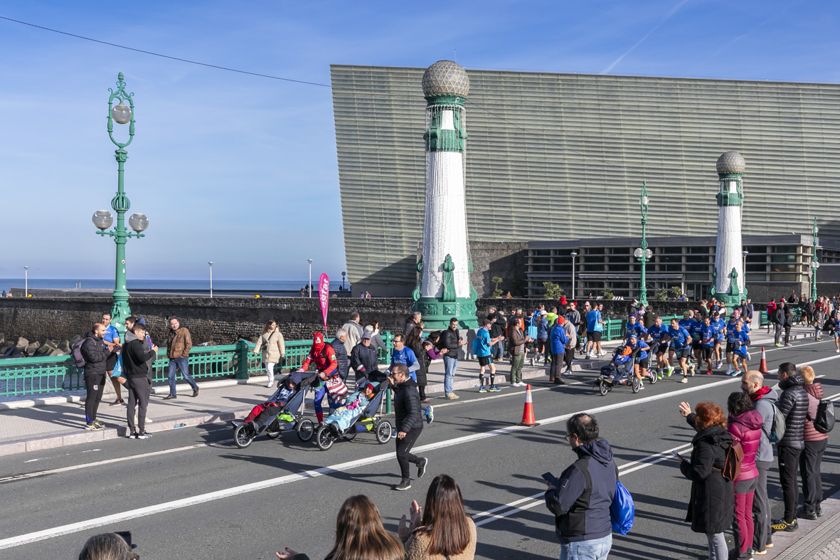 Equipo_Zurich_Aefat_en_Kursaal-_Maratón_San_Sebastián_2023_-_Foto_Xavier_dArquer.jpg