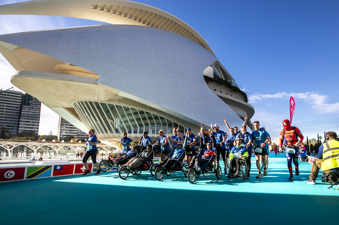 Equipo Zurich Aefat en Maratón Valencia 2023 Foto Xavier dArquer Doblestudio 1