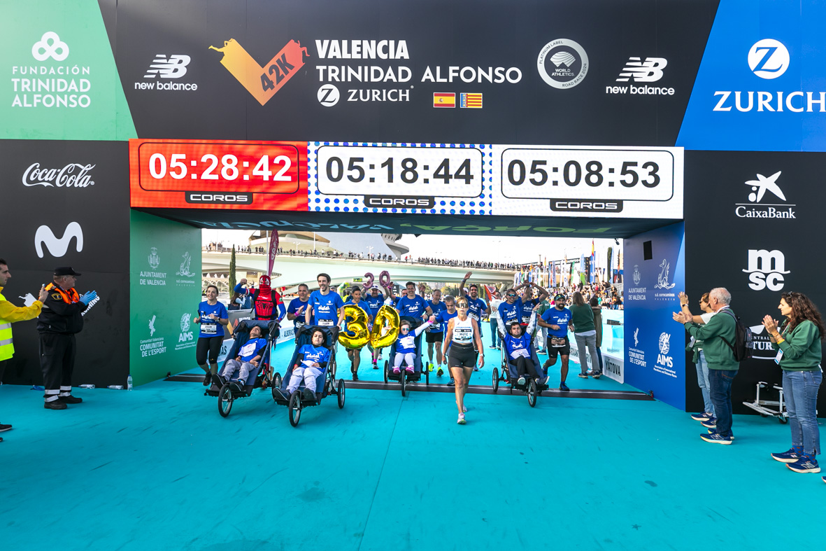 Equipo Zurich Aefat en Maratón Valencia 2024 Foto Xavier dArquer Doblestudio 9