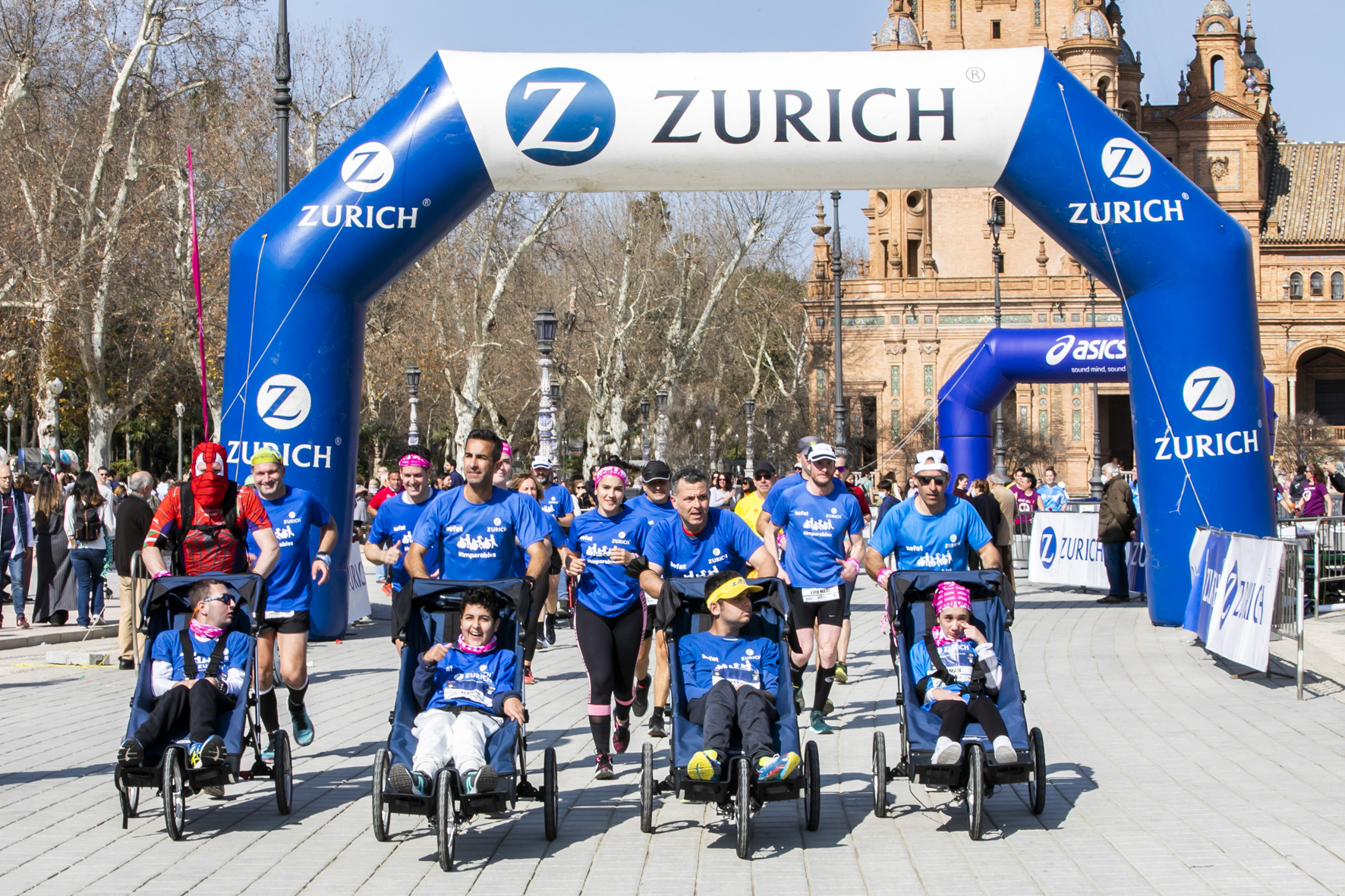 Equipo Zurich Aefat en Zurich Maratón Sevilla 2022 Foto Xavier dArquer arco Zurich