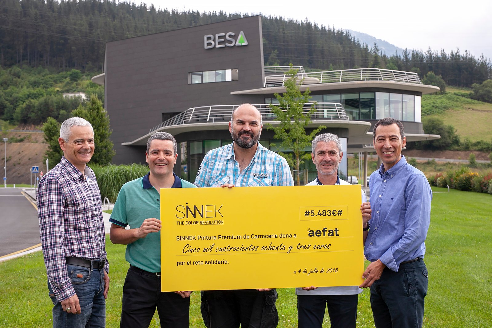 Entrega cheque Reto Sinnek Foto Xavier dArquer