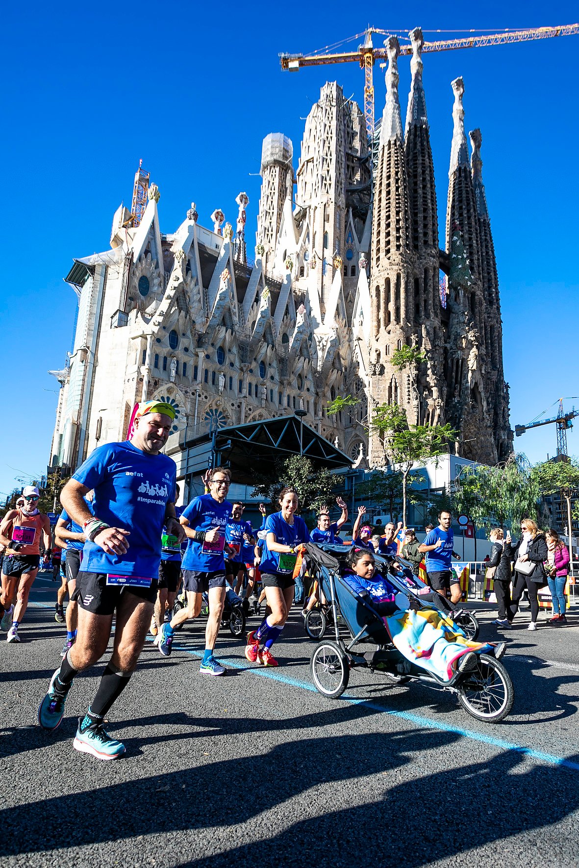 EQUIPO ZURICH AEFAT en Marató Barcelona 2021 Sagrada Familia Foto Xavier dArquer