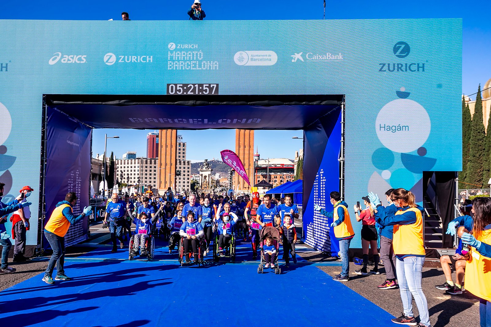 EQUIPO ZURICH AEFAT en Marató Barcelona 2021 llegada Foto Xavier dArquer
