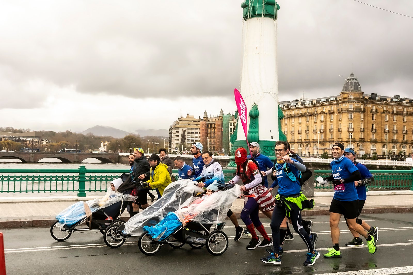 Equipo Zurich Aefat en Maratón San Sebastián 2021 puente