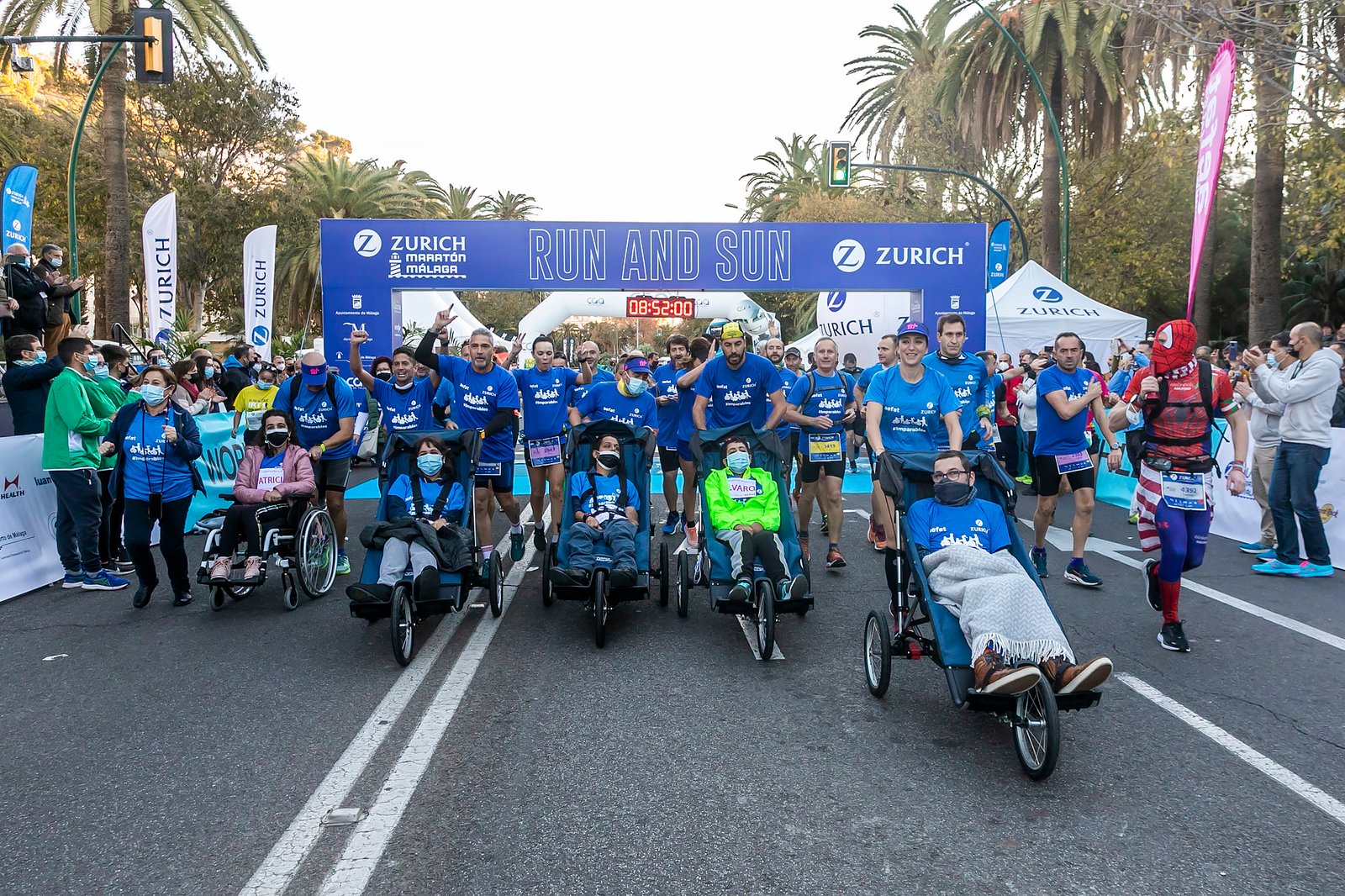 1 Equipo Zurich Aefat en Maratón Málaga 2021 salida