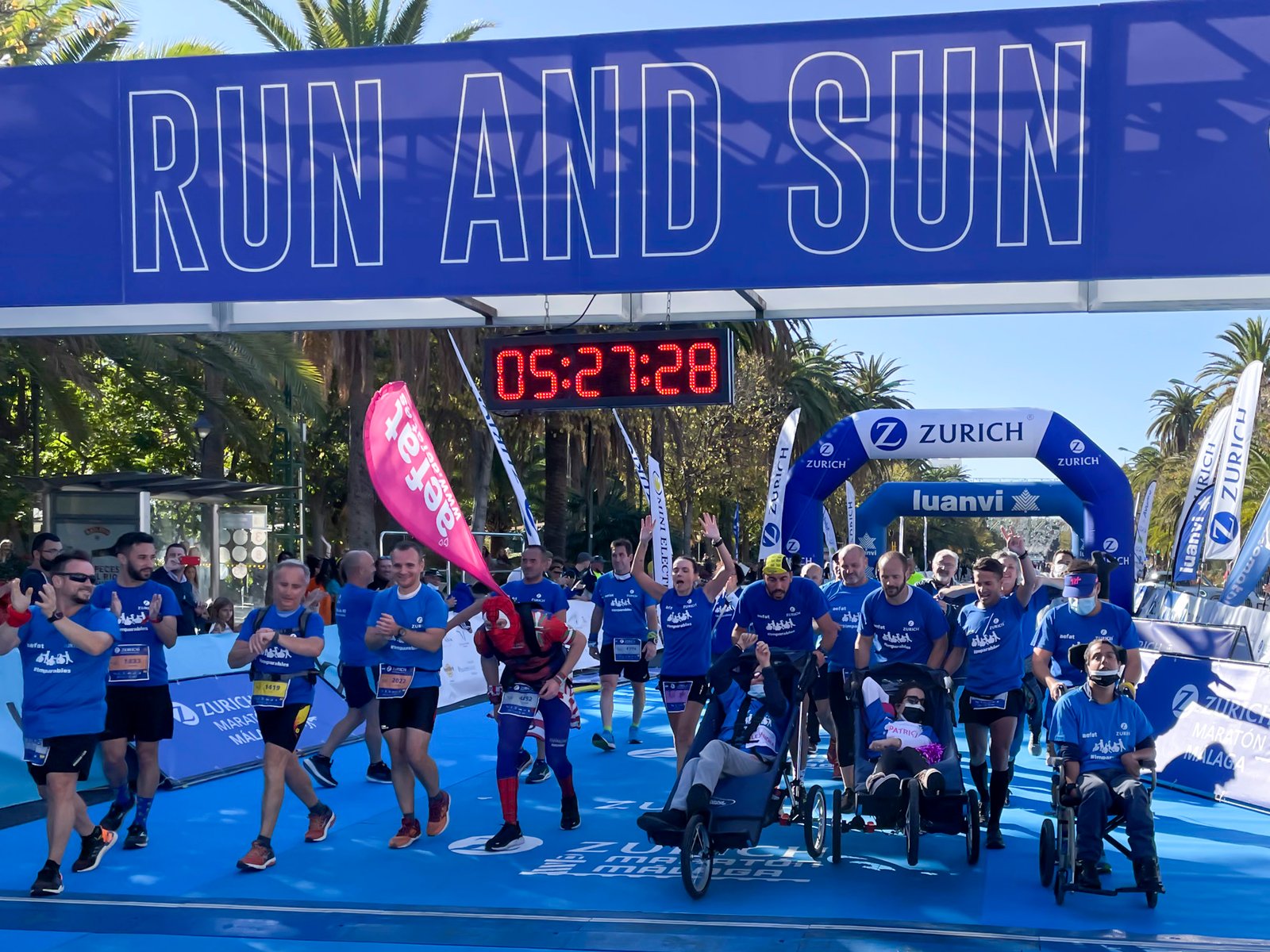 8 Equipo Zurich Aefat en Maratón Málaga 2021 meta