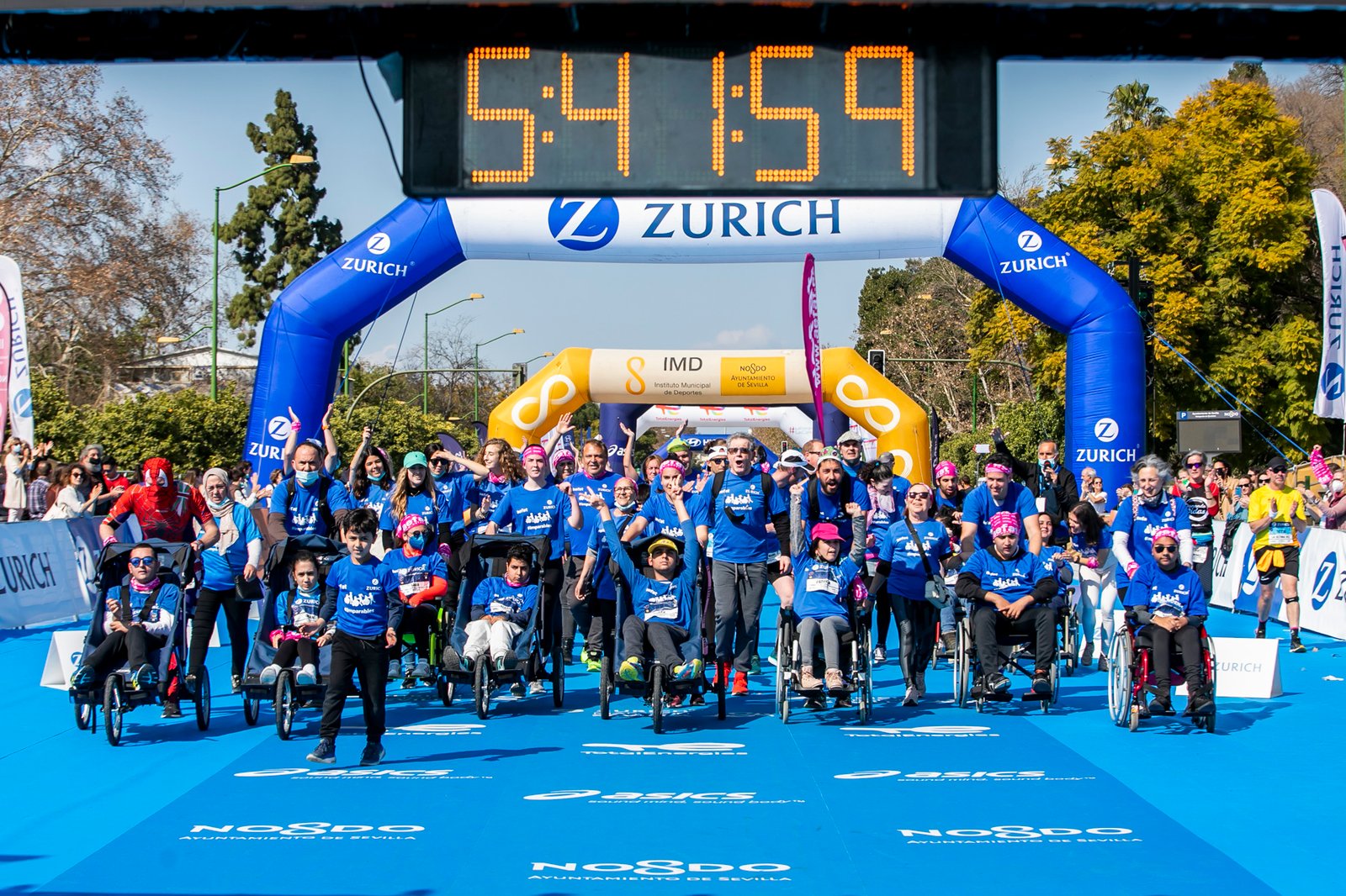 Equipo Zurich Aefat en Zurich Maratón Sevilla 2022 Foto Xavier dArquer meta