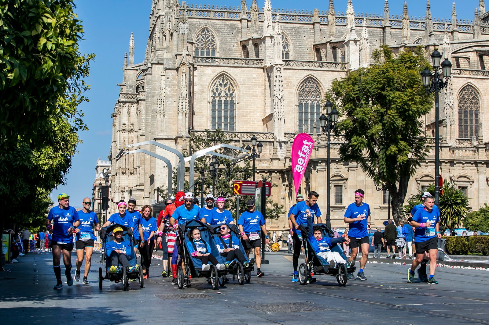 Equipo Zurich Aefat en Zurich Maratón Sevilla 2022 Foto Xavier dArquer Catedral