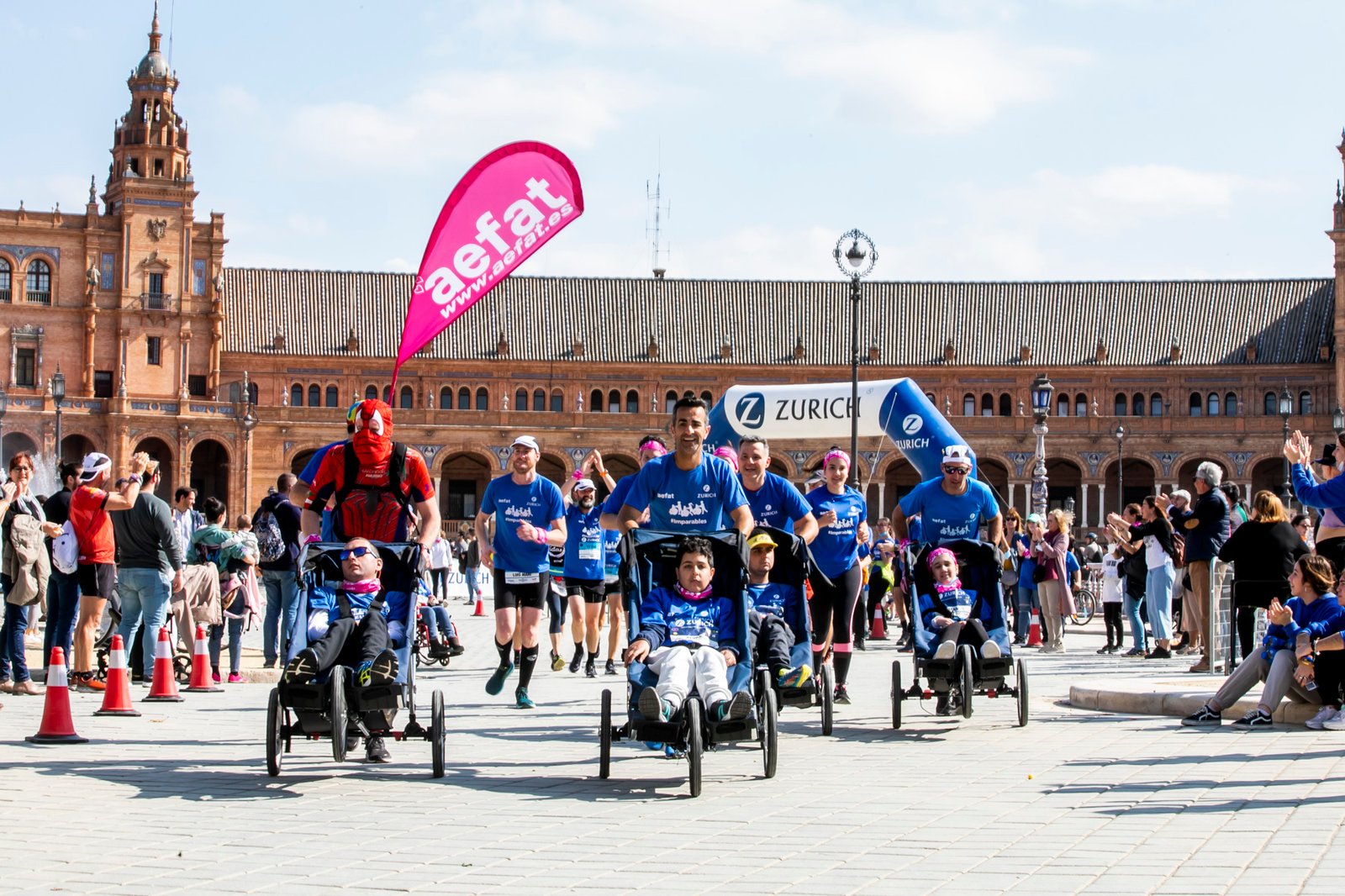 Equipo Zurich Aefat en Zurich Maratón Sevilla 2022 Foto Xavier dArquer arco Zurich 2