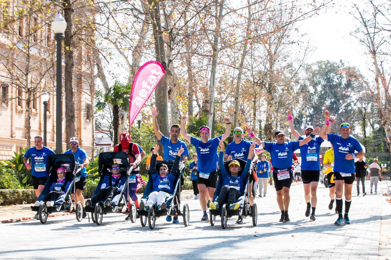 Equipo Zurich Aefat en Zurich Maratón Sevilla 2022 Foto Xavier dArquer brazos arriba