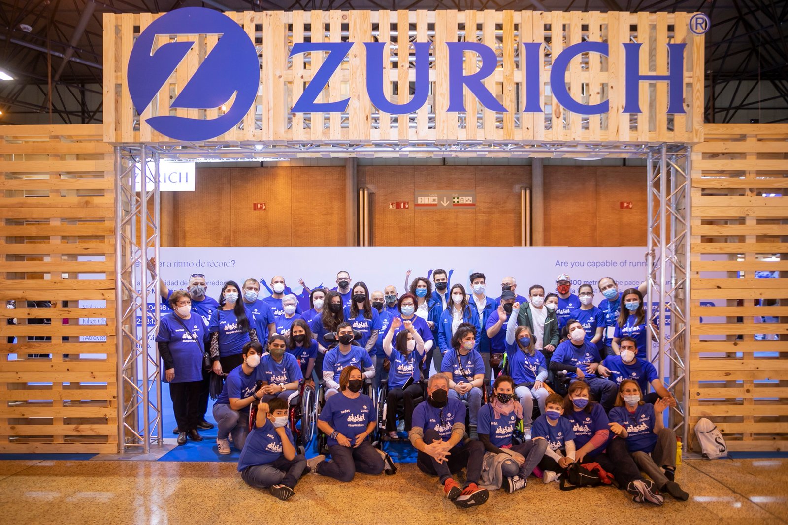 Equipo Zurich Aefat en Zurich Maratón Sevilla 2022 Foto Xavier dArquer stand