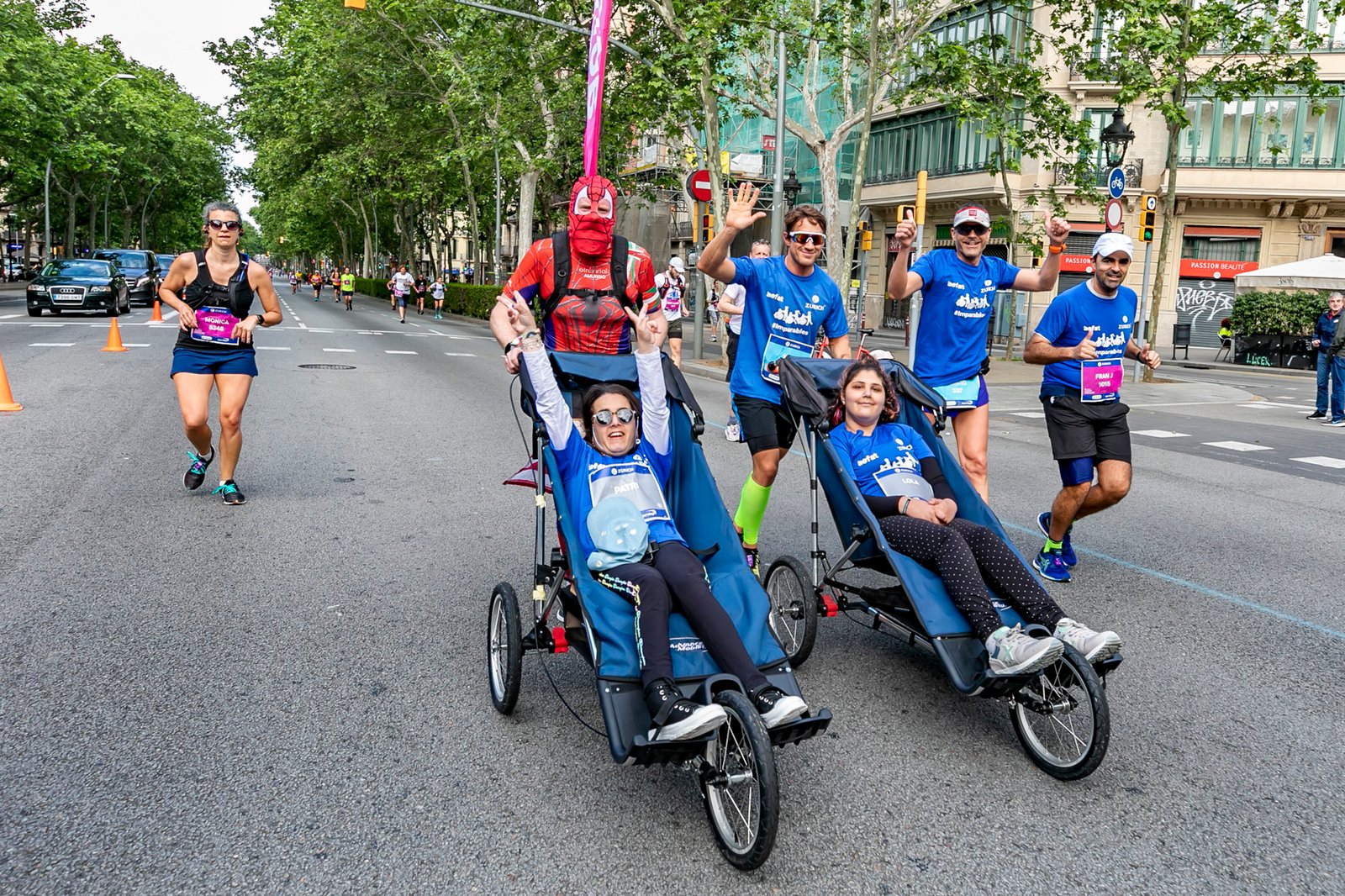 Gran Via Equipo Zurich Aefat en Zurich Marató Barcelona 2022 Foto Xavier dArquer Doblestudio