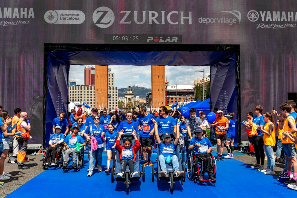 Meta Equipo Zurich Aefat en Zurich Marató Barcelona 2022 Foto Xavier dArquer Doblestudio