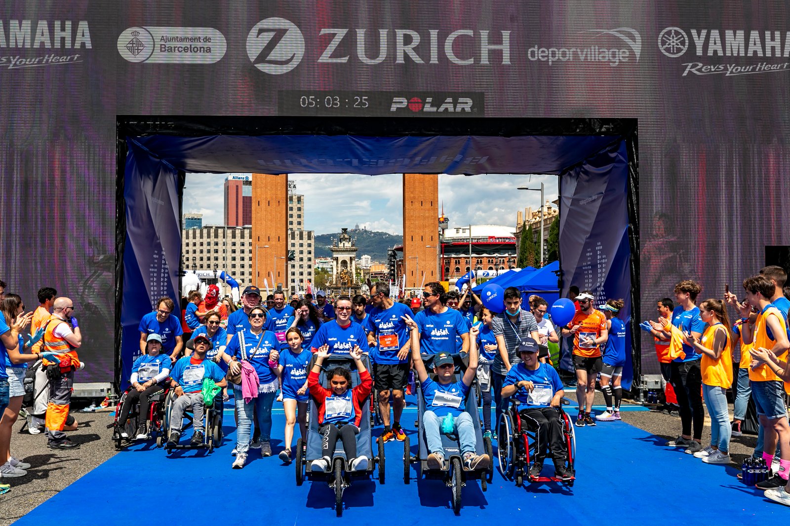 Meta Equipo Zurich Aefat en Zurich Marató Barcelona 2022 Foto Xavier dArquer Doblestudio