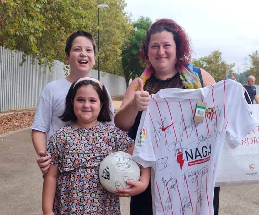 Foto Ana ganadora balón y camiseta Sevilla