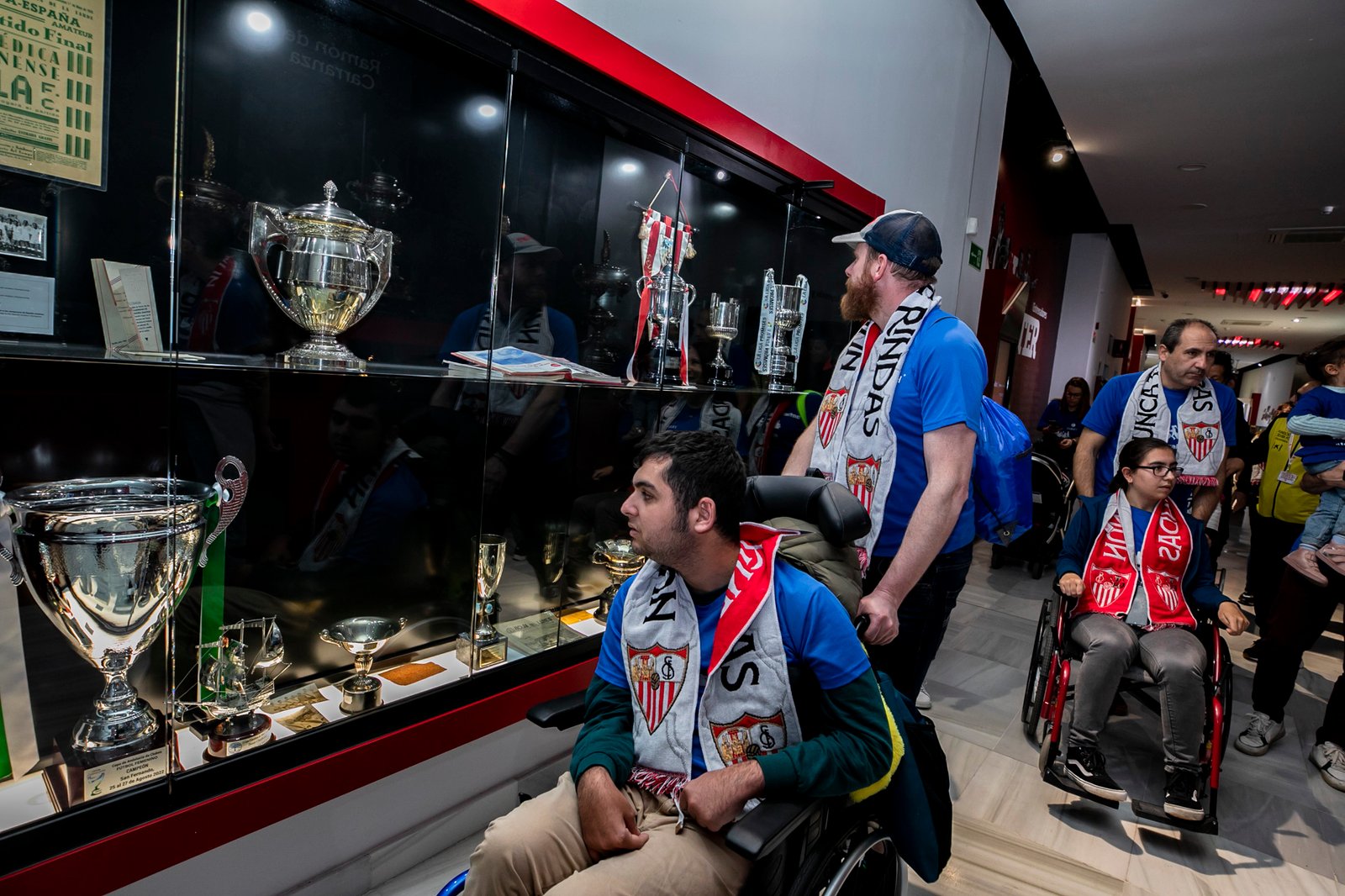 EQUIPO ZURICH AEFAT de visita al campo del Sevilla FC Foto Xavier dArquer