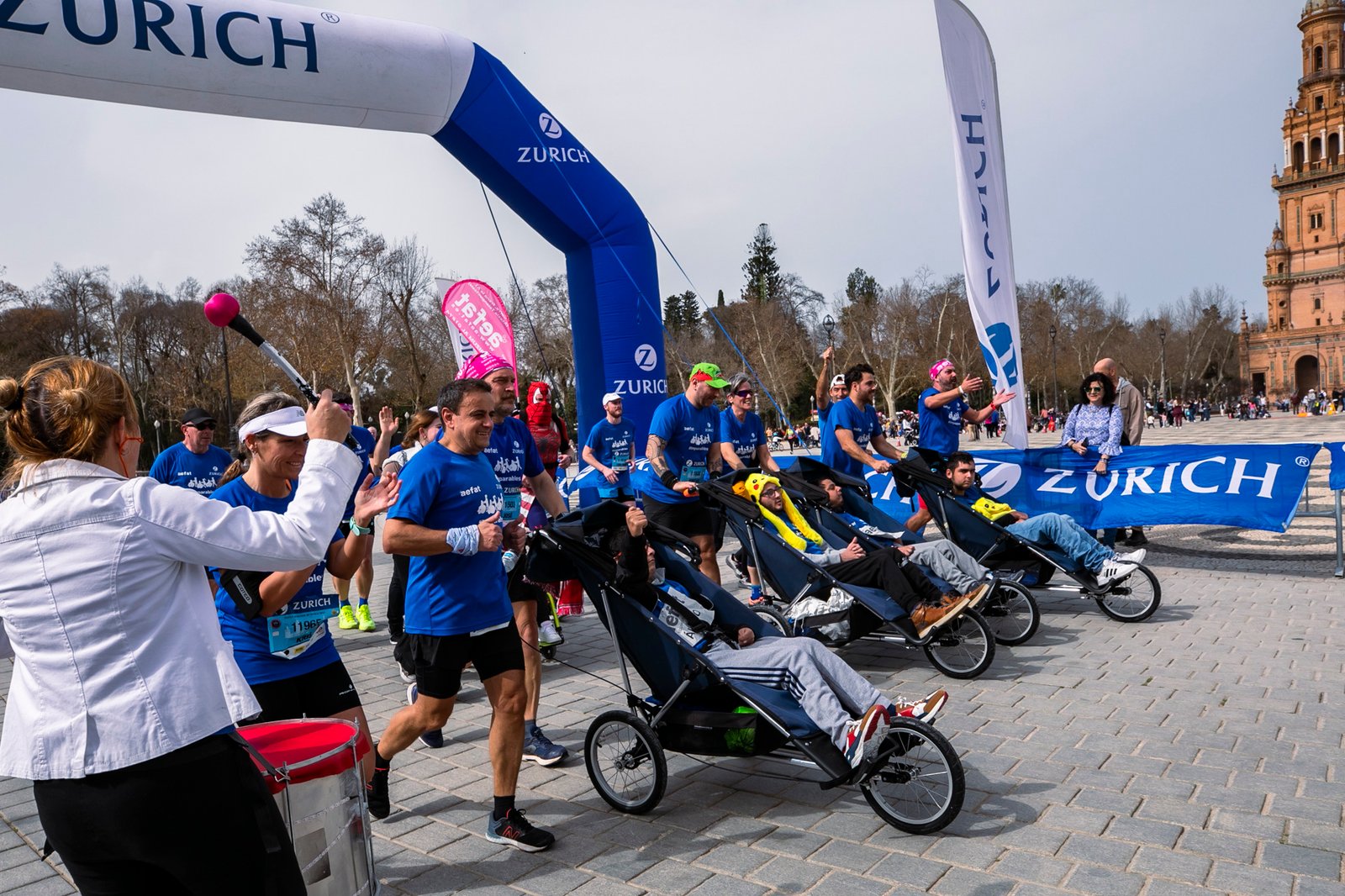 EQUIPO ZURICH AEFAT en Plaza España Sevilla Foto Xavier dArquer