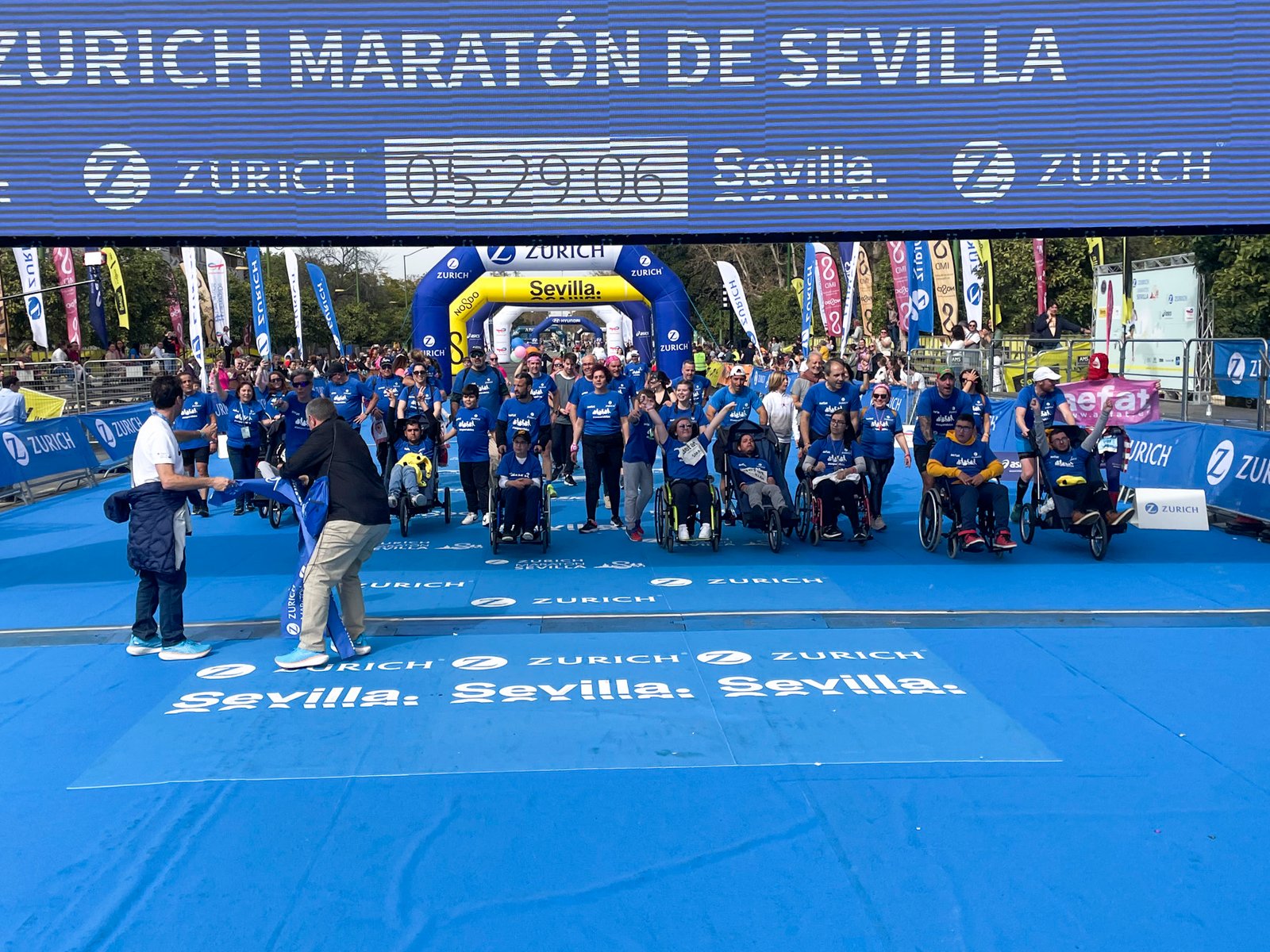 EQUIPO ZURICH AEFAT llegando a meta Maratón Sevilla 2023