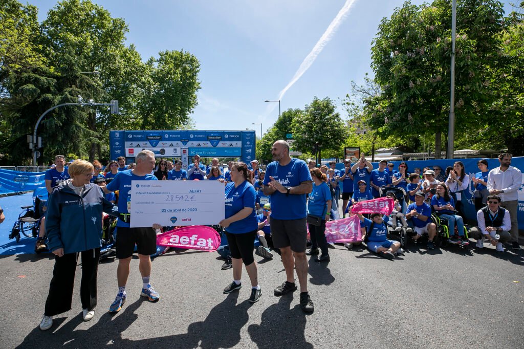 Equipo Zurich Aefat en Maratón Madrid 11 cheque Foto Xavier dArquer Doblestudio