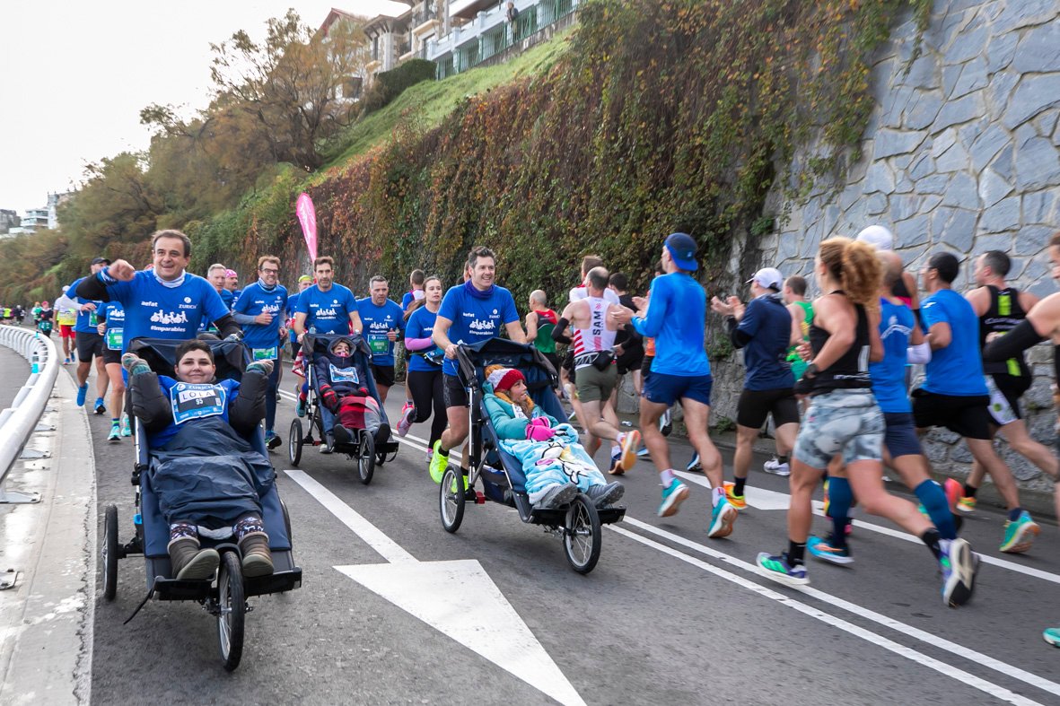 Equipo_Zurich_Aefat_-_Lola_y_Bárbara_-_Maratón_San_Sebastián_2023_-_Foto_Xavier_dArquer.jpg