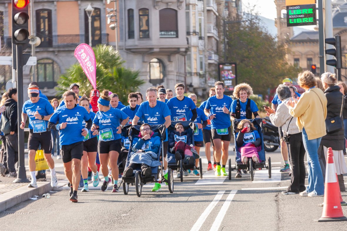 Equipo_Zurich_Aefat_animación_-_Maratón_San_Sebastián_2023_-_Foto_Xavier_dArquer.jpg