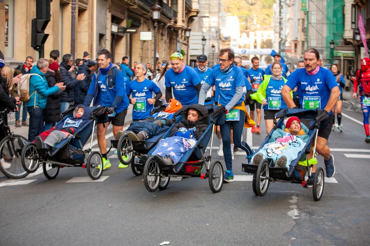 Equipo_Zurich_Aefat_centro_-_Maratón_San_Sebastián_2023_-_Foto_Xavier_dArquer.jpg