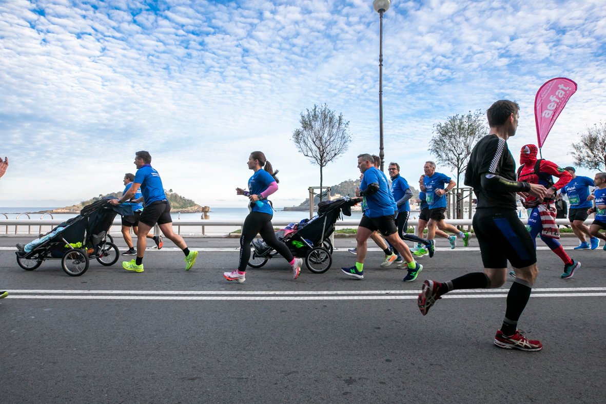 Equipo_Zurich_Aefat_en_La_Concha-_Maratón_San_Sebastián_2023_-_Foto_Xavier_dArquer.jpg