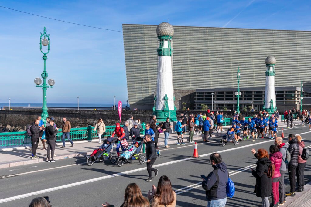 Equipo_Zurich_Aefat_en_Kursaal-_Maratón_San_Sebastián_2023_-_Foto_Xavier_dArquer.jpg