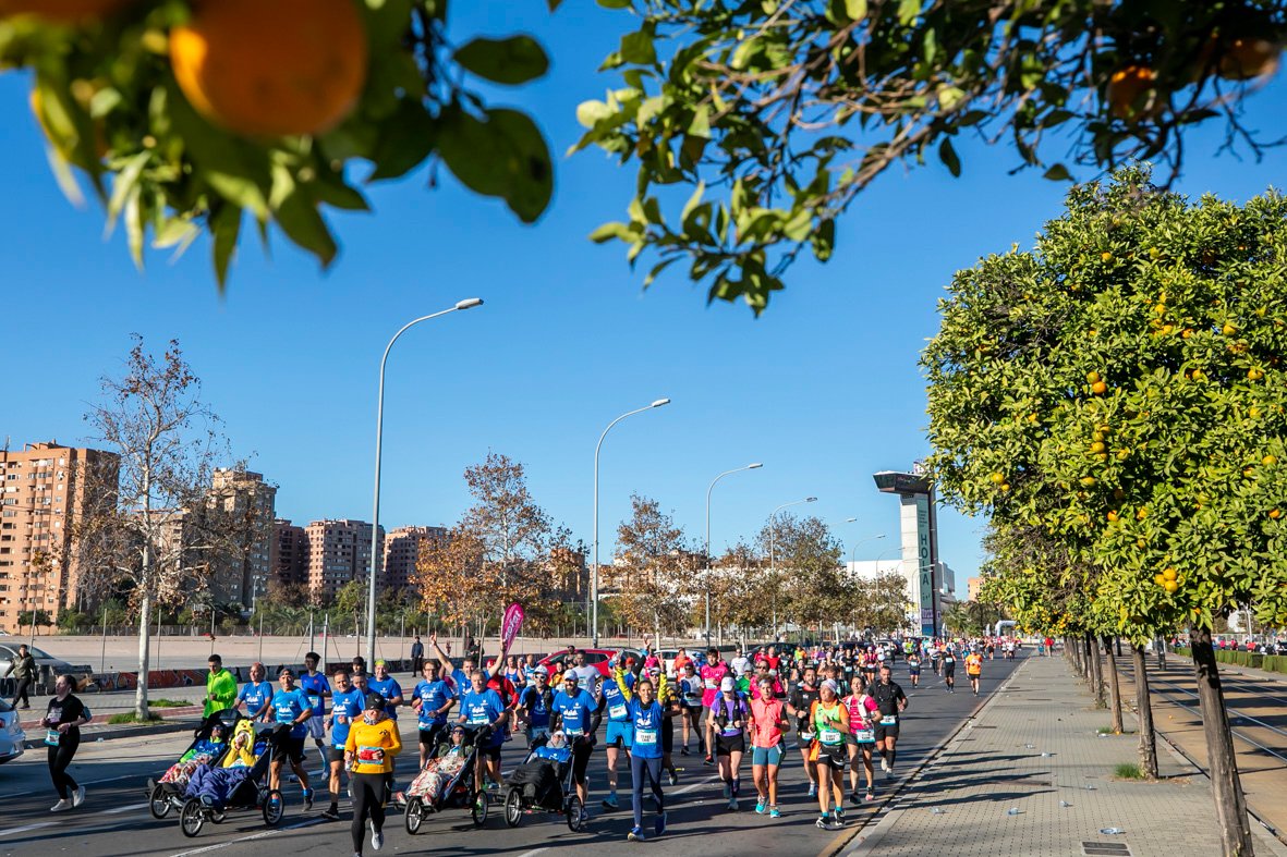 Equipo_Zurich_Aefat_en_Maratón_Valencia_2023_Foto_Xavier_dArquer_Doblestudio_3.jpg