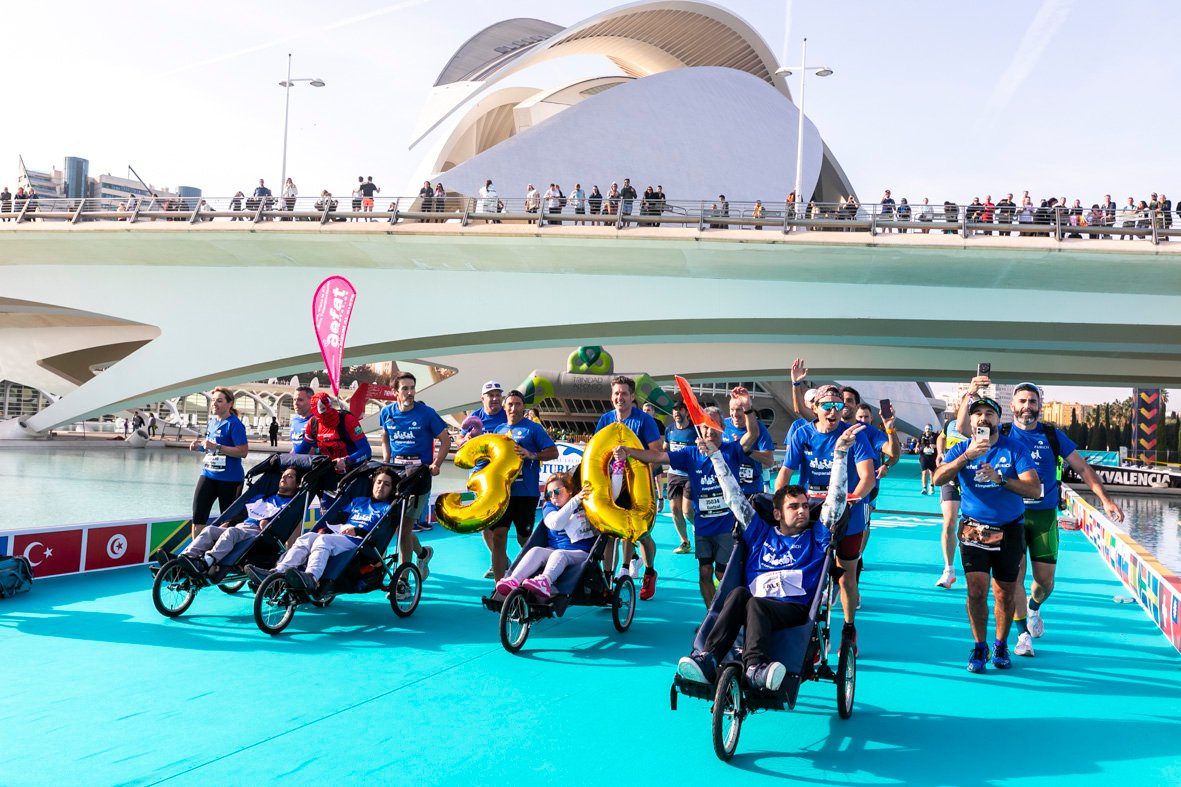 Equipo_Zurich_Aefat_en_Maratón_Valencia_2024_Foto_Xavier_dArquer-Doblestudio_1.jpg