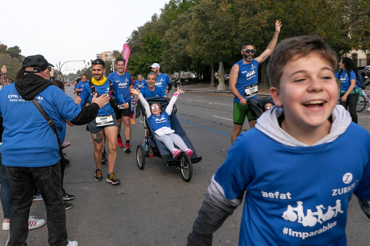 Equipo_Zurich_Aefat_en_Maratón_Valencia_2024_Foto_Xavier_dArquer-Doblestudio_2.jpg