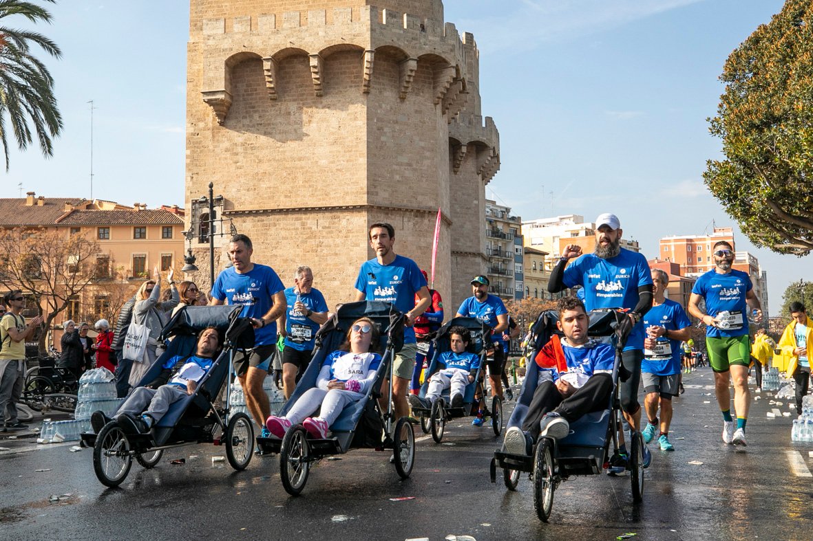 Equipo_Zurich_Aefat_en_Maratón_Valencia_2024_Foto_Xavier_dArquer-Doblestudio_3.jpg