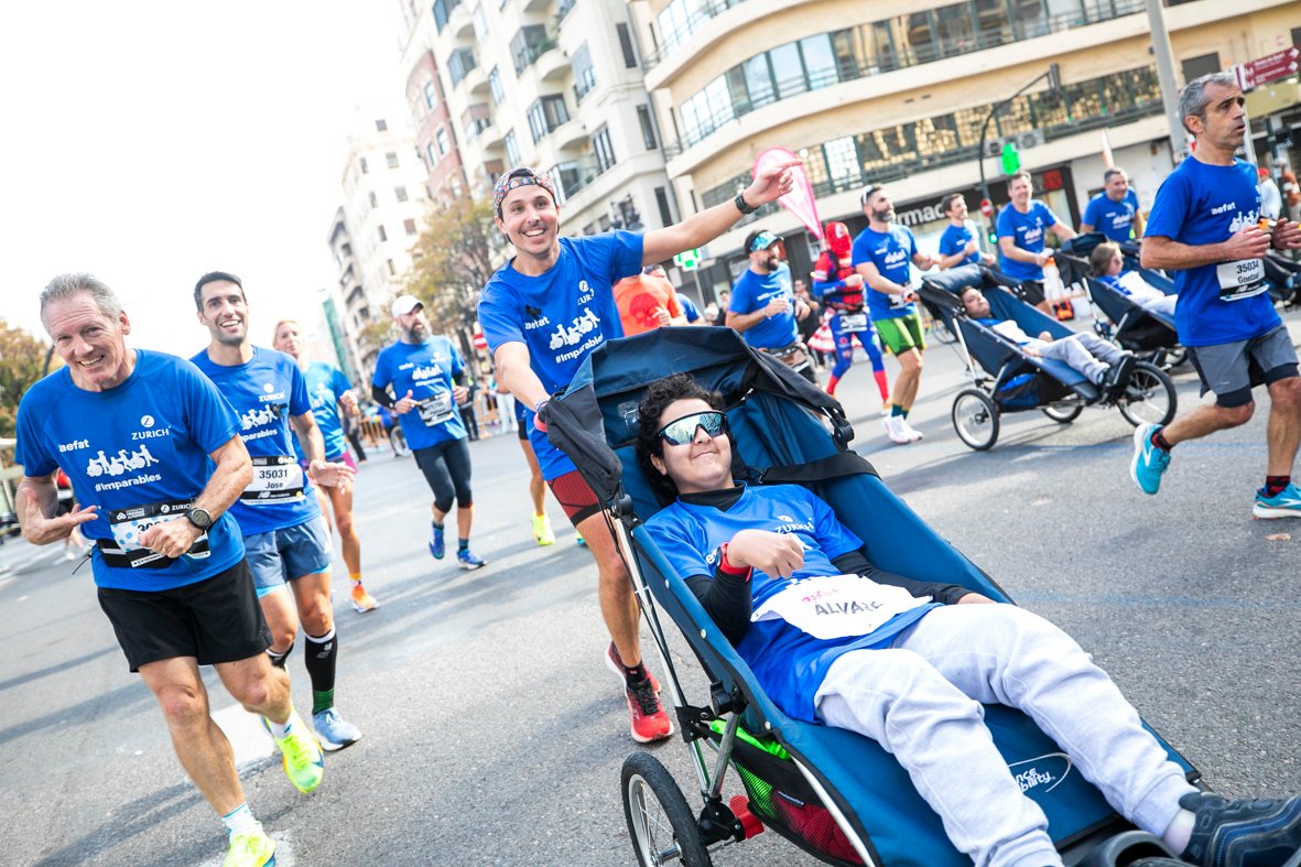 Equipo_Zurich_Aefat_en_Maratón_Valencia_2024_Foto_Xavier_dArquer-Doblestudio_4.jpg