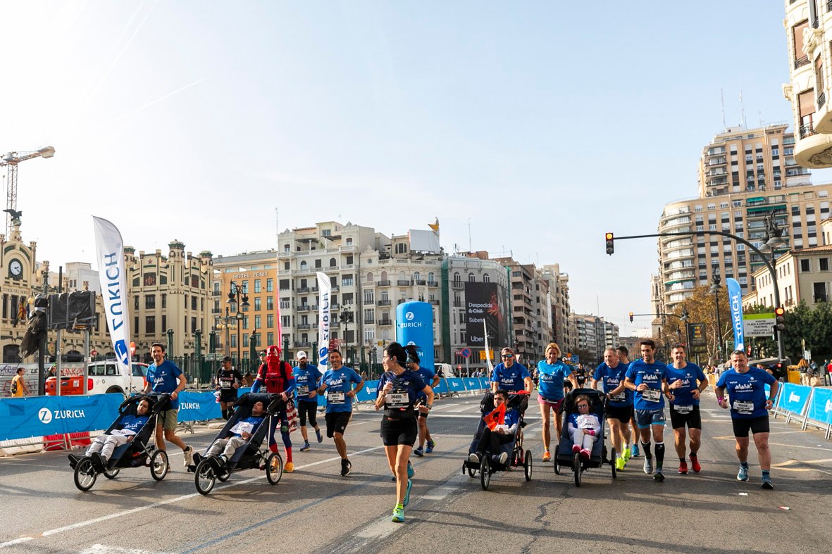 Equipo_Zurich_Aefat_en_Maratón_Valencia_2024_Foto_Xavier_dArquer-Doblestudio_6.jpg