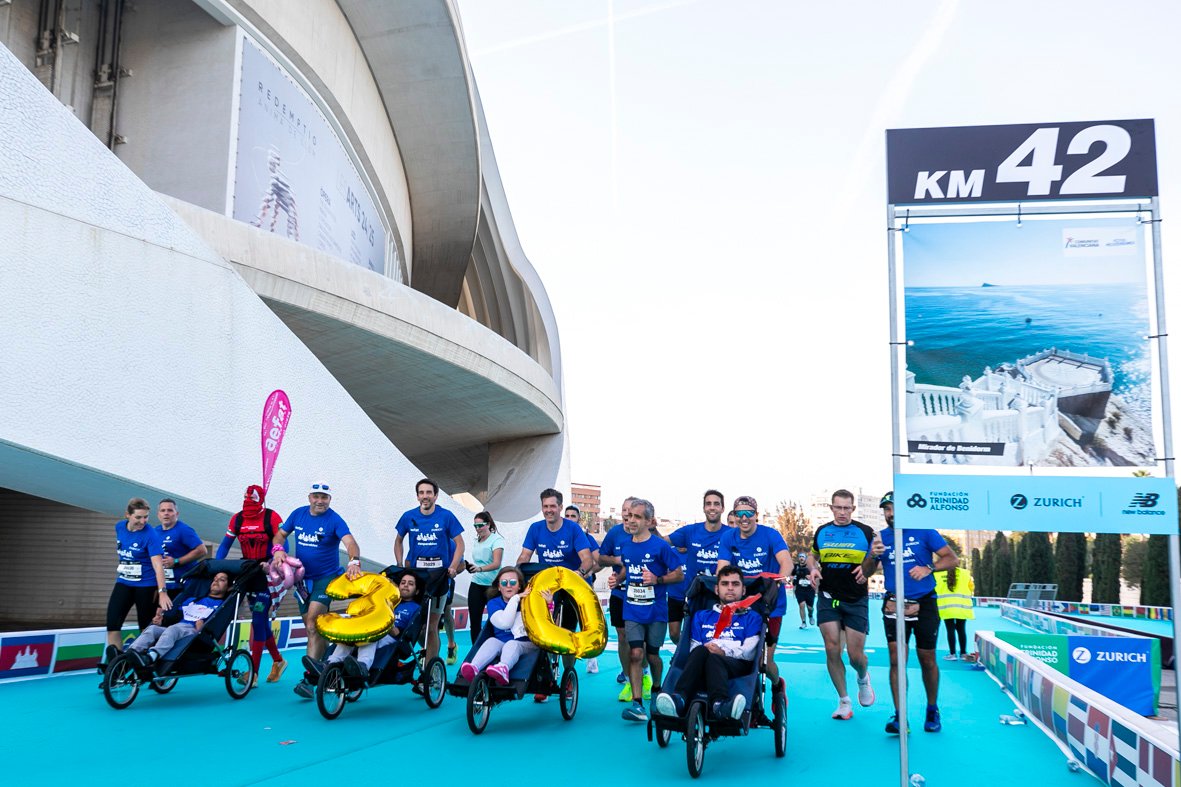 Equipo Zurich Aefat en Maratón Valencia 2024 Foto Xavier dArquer Doblestudio 7