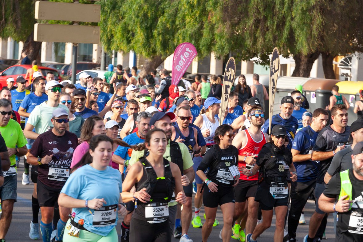 Equipo_Zurich_Aefat_en_Maratón_Valencia_2024_Foto_Xavier_dArquer-Doblestudio_8.jpg