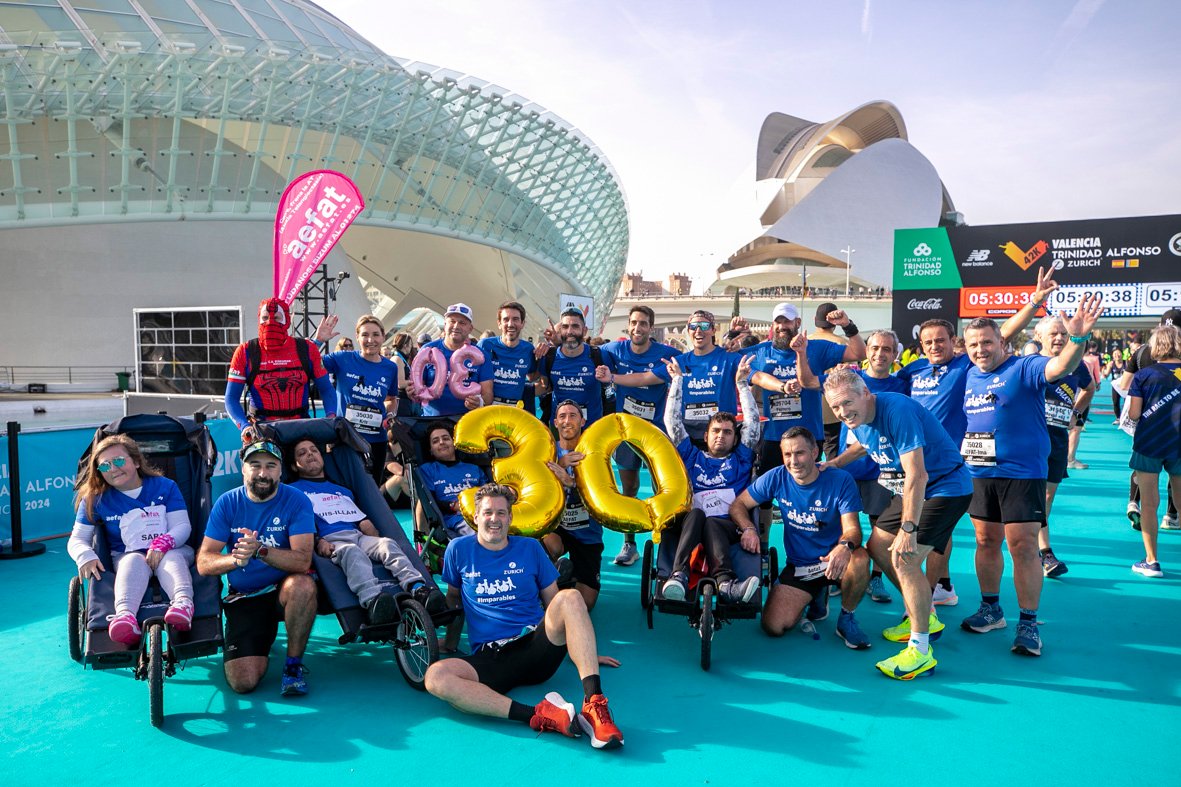 Equipo_Zurich_Aefat_en_Maratón_Valencia_2024_Foto_Xavier_dArquer-Doblestudio_meta.jpg
