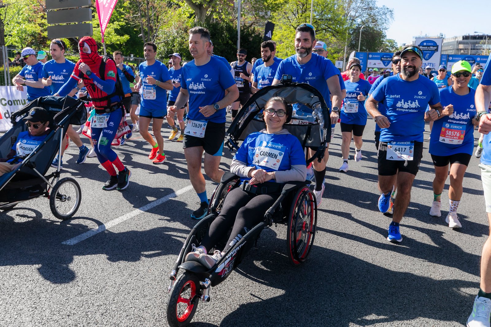 4_Equipo_Zurich_Aefat_en_Maratón_Madrid_2025_con_Carmen.jpg
