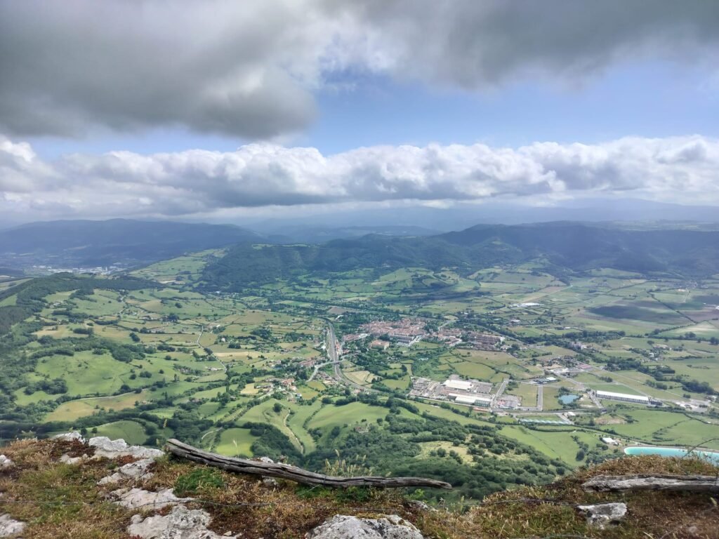Vista del la comarca de Orduña desde el monte Txarlazo