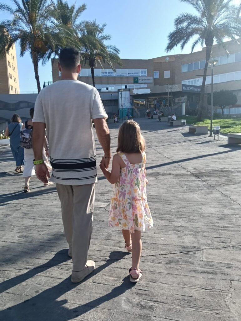 Ana y su padre en la primera visita a la consulta multidisciplinar en AT del Hospital Virgen del Rocío