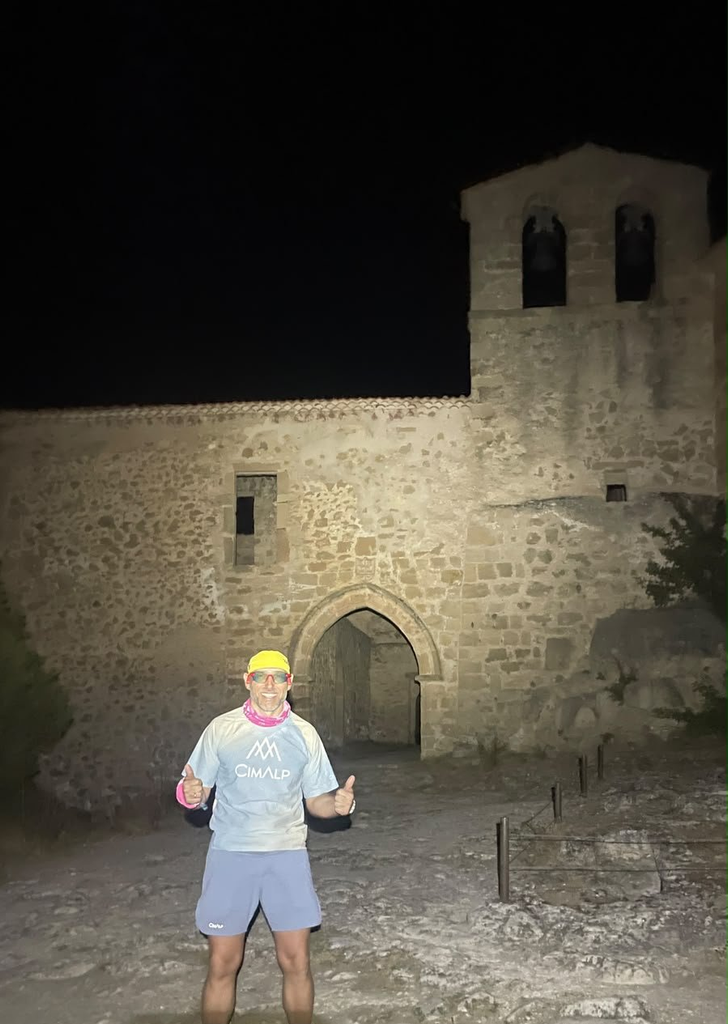Abel de Frutos tras llegar a la ermita de San Frutos, punto medio del reto.