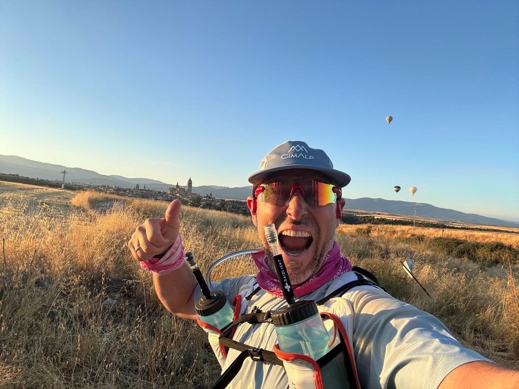 Abel de Frutos en el primer tramo del Camino de San Frutos con Segovia y la sierra a su espalda