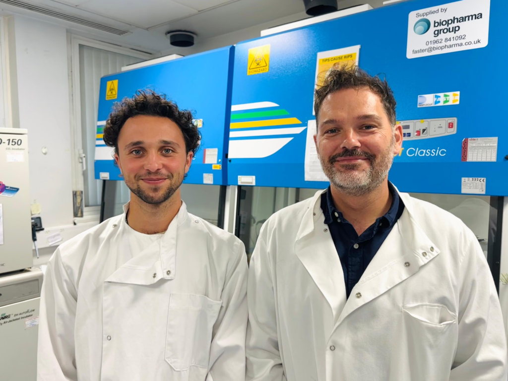 Prof. Kempo Salomone junto a otro miembro de su equipo en el laboratorio